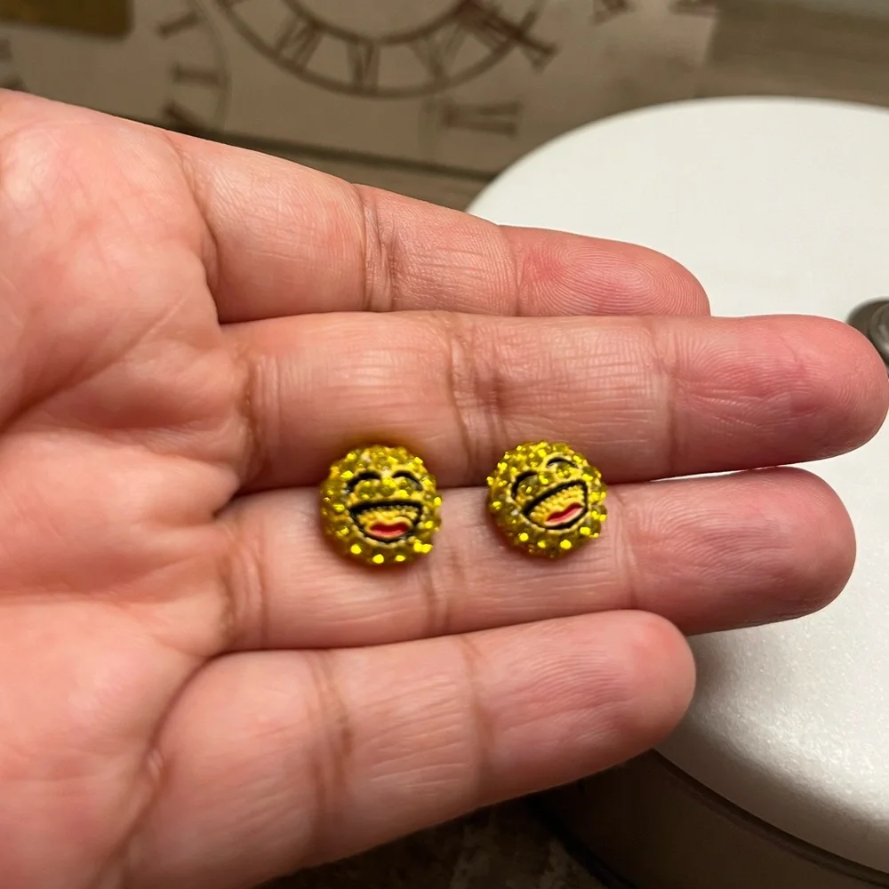 Smiley Face stud Earrings - Picture 4 of 4
